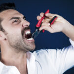 Sonhar com Arrancando o próprio dente com a mão Bicho